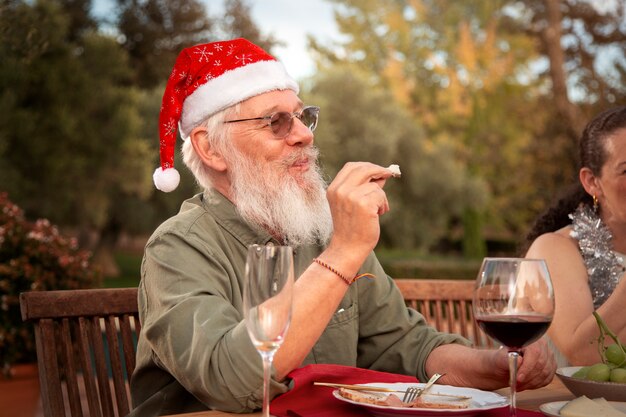 Famille profitant d'un dîner de Noël dans l'hémisphère sud