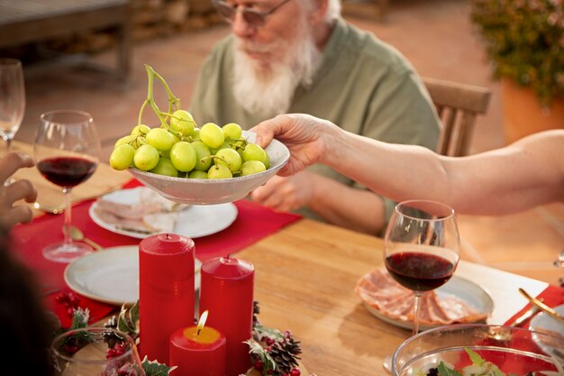 Famille profitant d'un dîner de Noël dans l'hémisphère sud