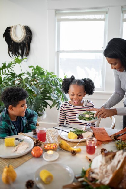 Famille profitant du dîner de Thanksgiving