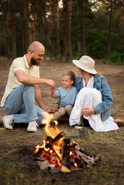 Famille profitant du temps au camping