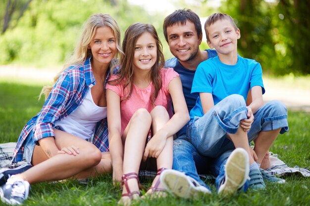 Famille profitant du temps libre sur l&#39;herbe