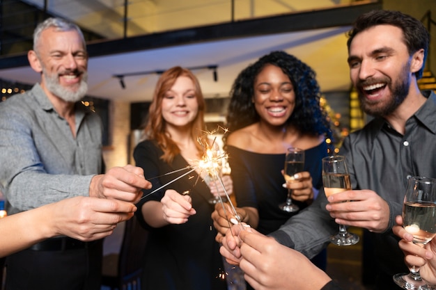 Famille profitant d'une fête du nouvel an