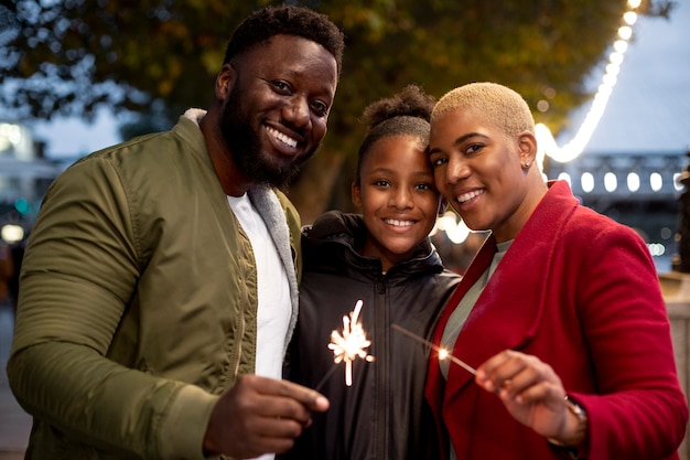 Famille profitant de leur hiver ensemble