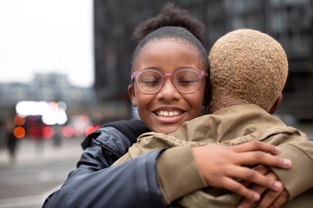 Photo gratuite famille profitant de leur temps d'hiver de qualité