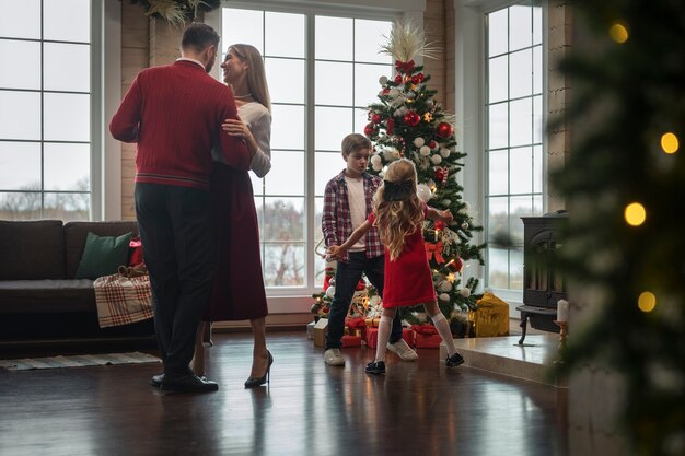 Photo gratuite famille profitant d'un noël festif ensemble