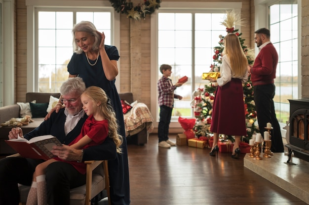 Famille profitant d'un Noël festif ensemble