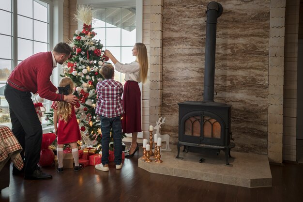 Famille profitant d'un Noël festif ensemble