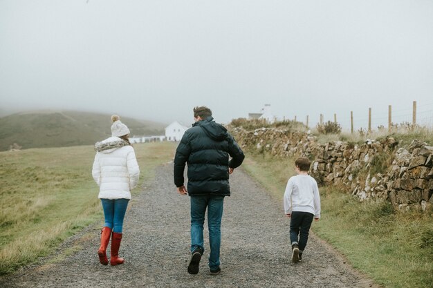 Famille profitant d&#39;une promenade ensemble