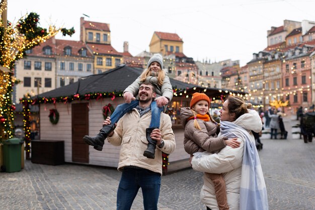 Famille profitant d'un voyage pendant leurs vacances de noël