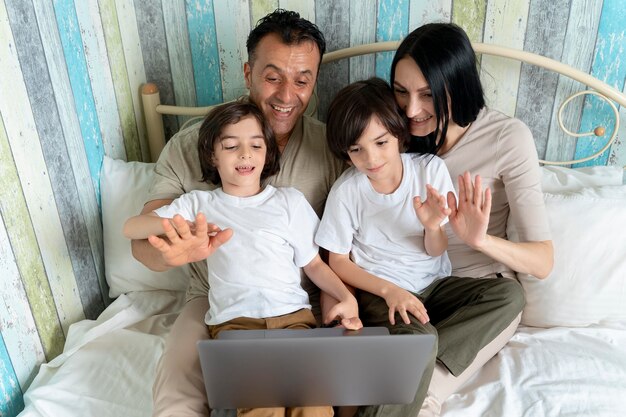 Famille regardant ensemble sur un ordinateur portable à la maison