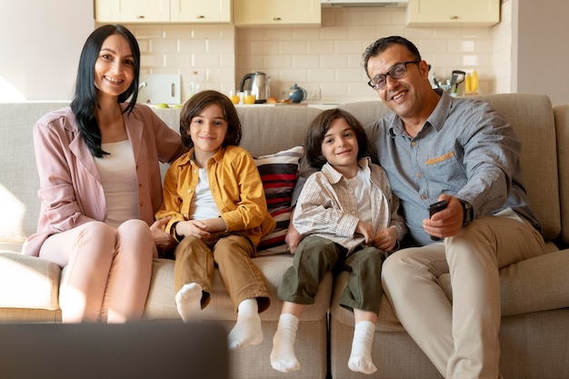 Photo gratuite famille regardant ensemble la télévision à la maison