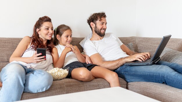Famille, regarder ensemble, à, ordinateur portable