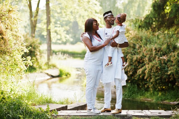 Famille riche afro-américaine au vêtement national nigérian blanc