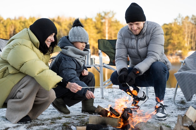 Photo gratuite famille s'amusant dans la nature