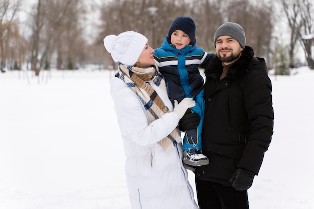 Photo gratuite famille s'amusant dans la neige