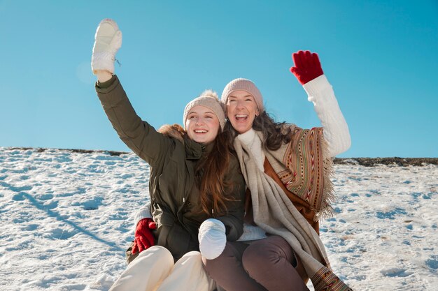 Famille s'amusant en hiver