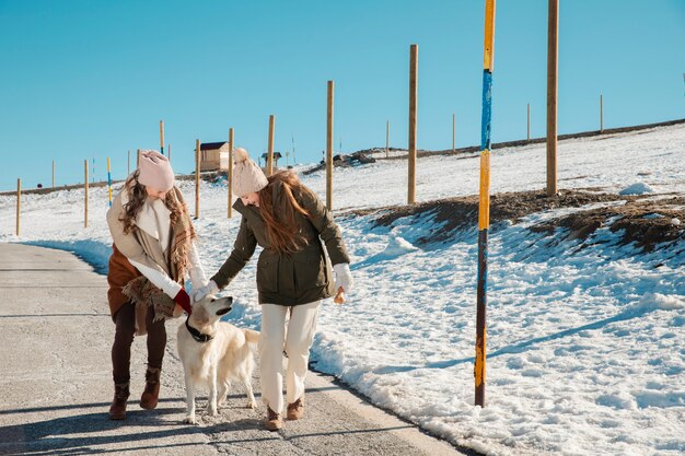 Famille s'amusant en hiver