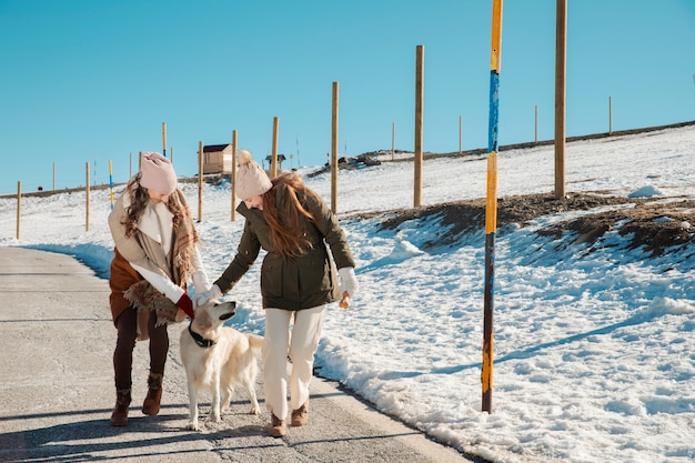 Famille s'amusant en hiver