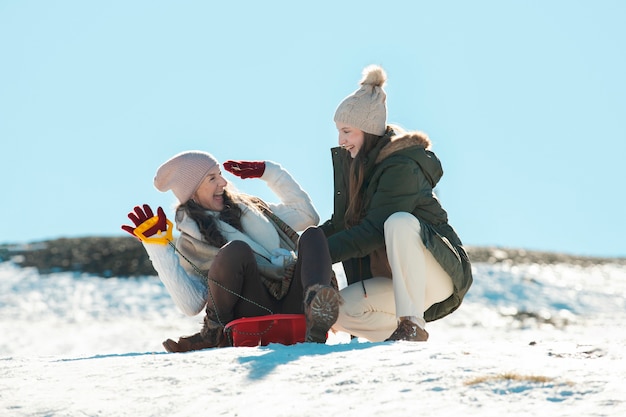 Famille s'amusant en hiver