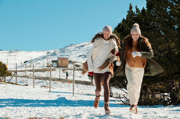 Famille s'amusant en hiver