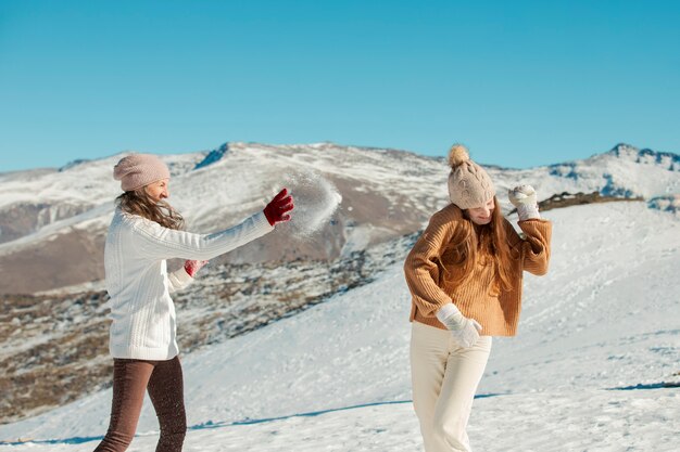 Famille s'amusant en hiver