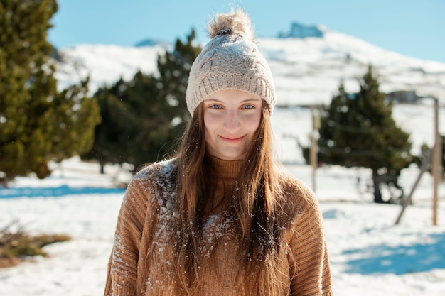 Famille s'amusant en hiver