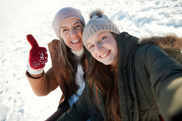 Famille s'amusant en hiver