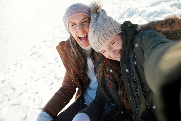 Famille s'amusant en hiver