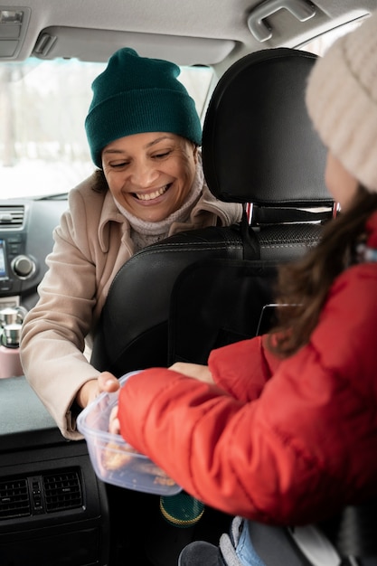 Famille s'amusant pendant le roadtrip d'hiver