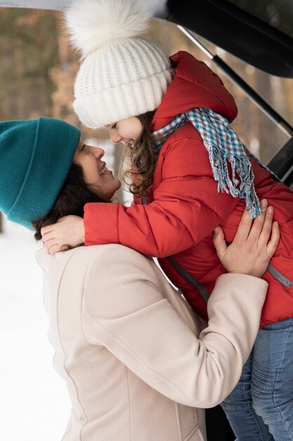 Famille s'amusant pendant le roadtrip d'hiver