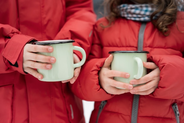 Famille s'amusant pendant le roadtrip d'hiver