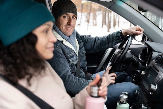 Famille s'amusant pendant le roadtrip d'hiver