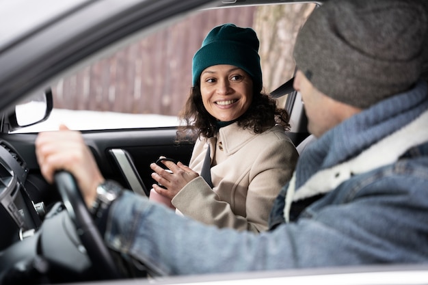 Famille s'amusant pendant le roadtrip d'hiver