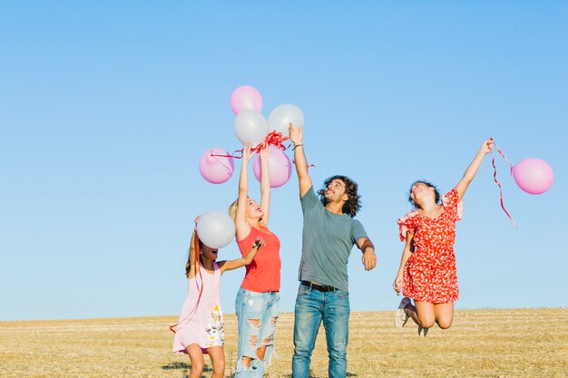 Famille s&#39;amuser avec des ballons