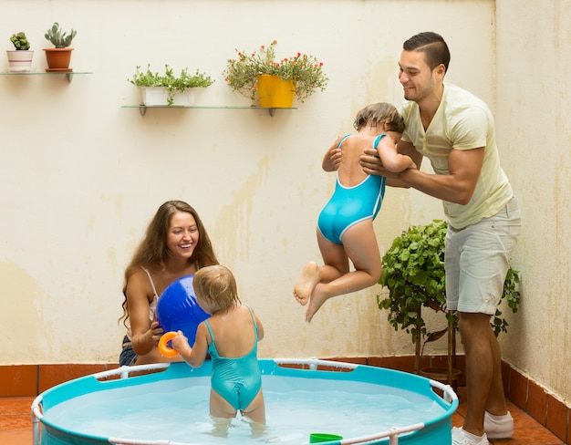 Famille s&#39;amuser dans la piscine pour enfants