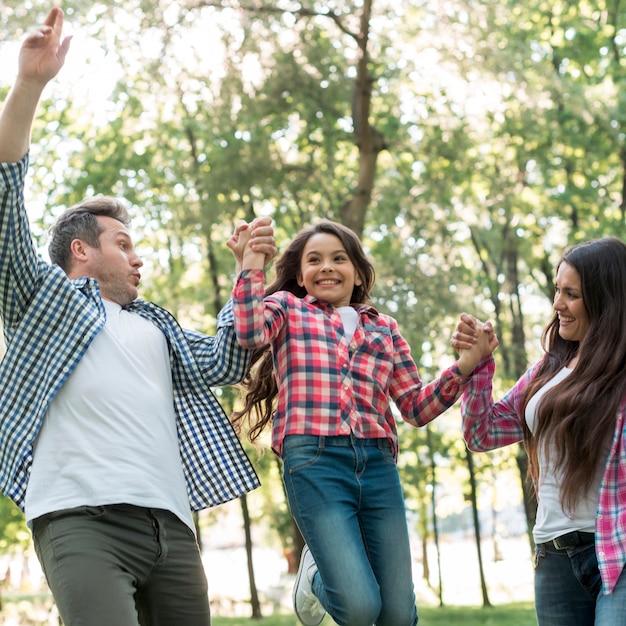 Photo gratuite famille s'amuser ensemble dans le parc