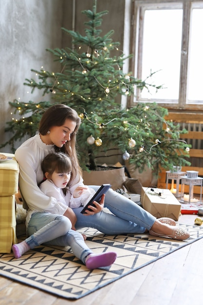 Famille s'amuser le jour de Noël