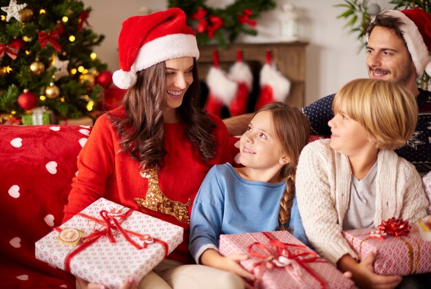 Famille se détendre à la maison pendant les fêtes de Noël