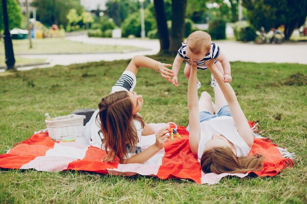 La famille se repose dans le parc.