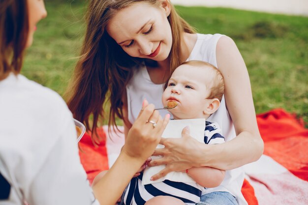 La famille se repose dans le parc.