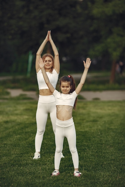 Famille sportive dans un parc d'été