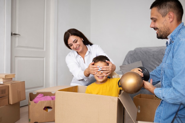 Photo gratuite famille de taille moyenne prête à emménager dans une nouvelle maison