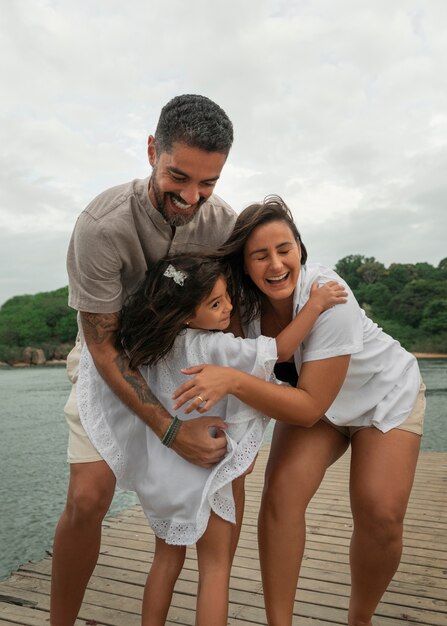 Famille traînant sur une jetée