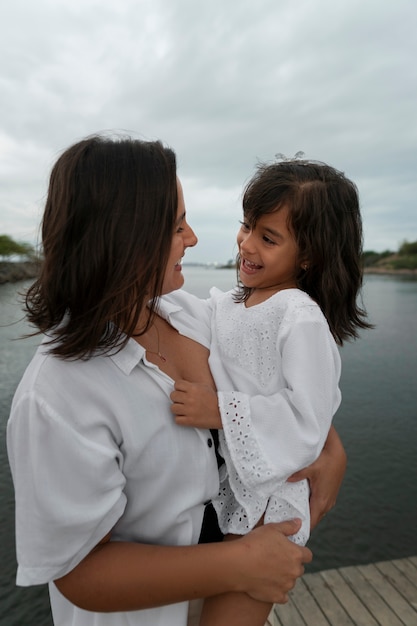 Photo gratuite famille traînant sur une jetée