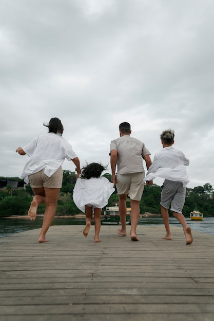 Photo gratuite famille traînant sur une jetée