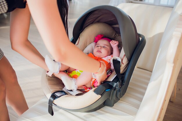Femme Enceinte Avec Lit Portable En Choisissant Un Siege Auto Pour Enfant En Magasin Marchandises Pour Le Transport Sur Des Enfants Photo Premium