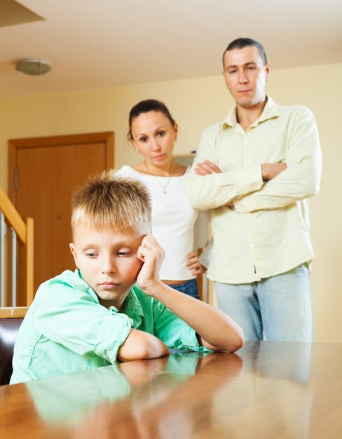 famille de trois avec un adolescent ayant un conflit