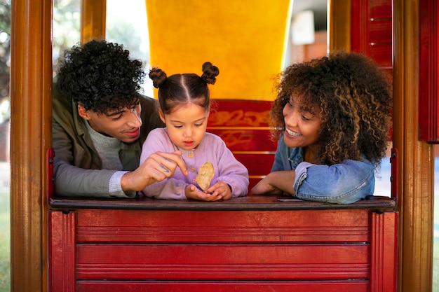 Famille de trois personnes passant du temps ensemble à l'extérieur le jour de la fête des pères