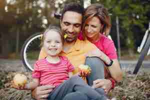 Photo gratuite famille avec un vélo dans un parc d'été