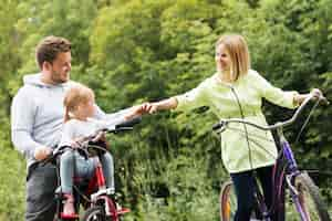 Photo gratuite famille, vélos, tenant mains